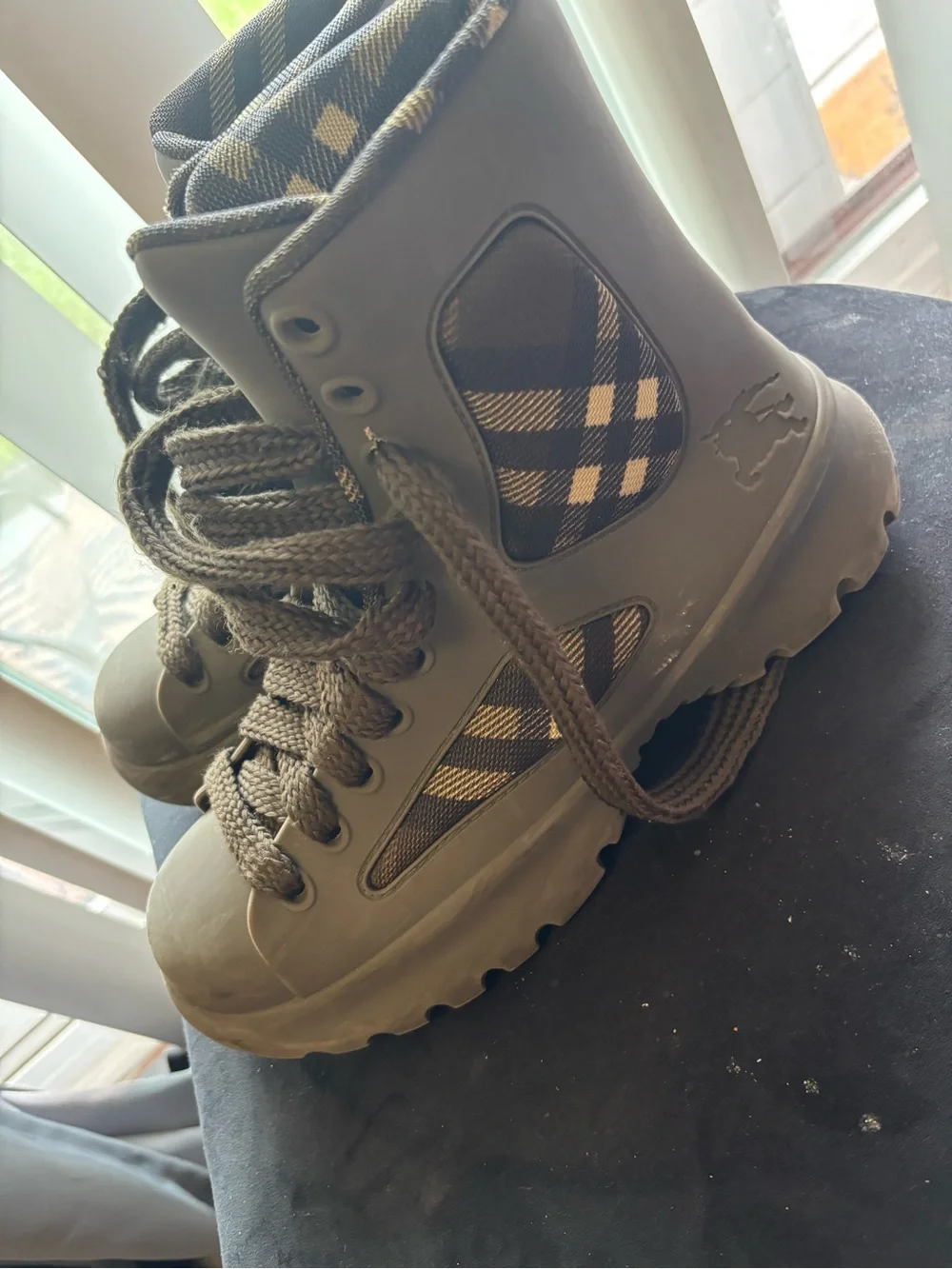 Authentic Men Burberry boot. Very beautiful for all occasions